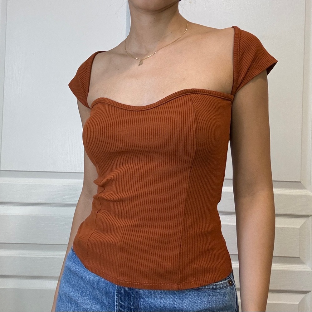 Ribbed cap sleeve form-fitting top